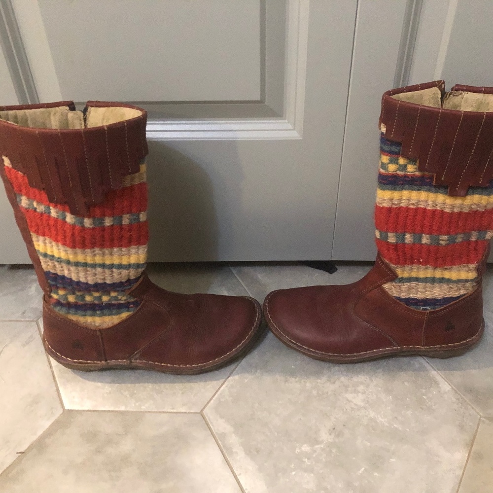 El naturalista boots with embroidery